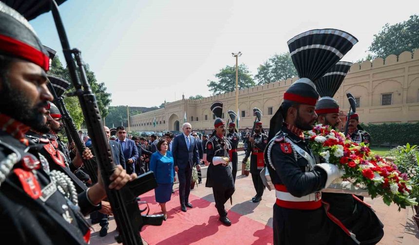 TBMM Başkanı Kurtulmuş, Pakistan’ın milli şairi Muhammed İkbal’in kabrini ziyaret etti