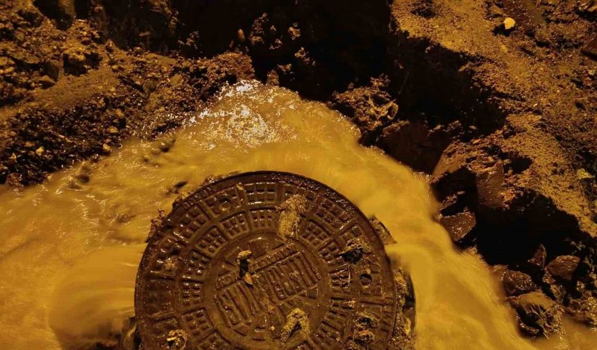 Tekirdağ’da sağanak yağışta altyapı çöktü, rögarlar taştı