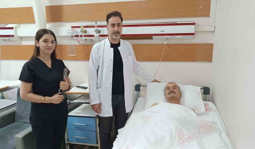 Tenis oynarken omuz çıkığı yaşayan 64 yaşındaki hasta, kullanılan özel plakla sağlığına kavuştu