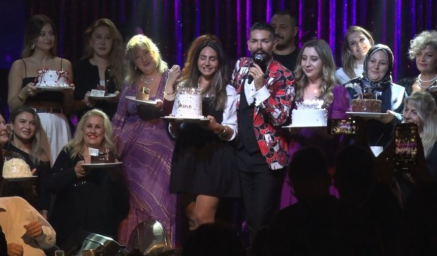 Ünlü sanatçı, sahnede 36 kişinin doğum gününü aynı anda kutladı