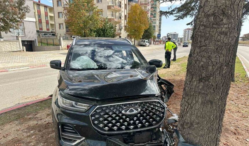 Uşak’ta araç ağaca çarptı: 2 yaralı