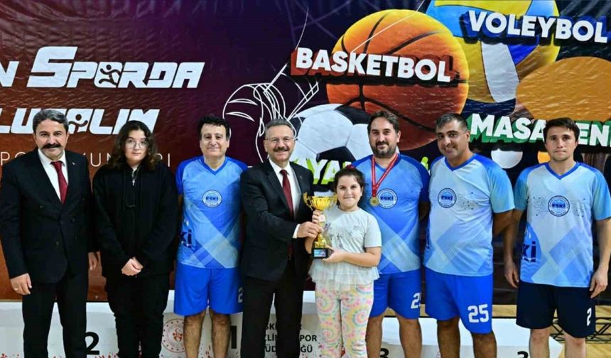 Vali Aksoy, 3. Kamu Spor Oyunları’nda dereceye girenleri ödüllendirdi