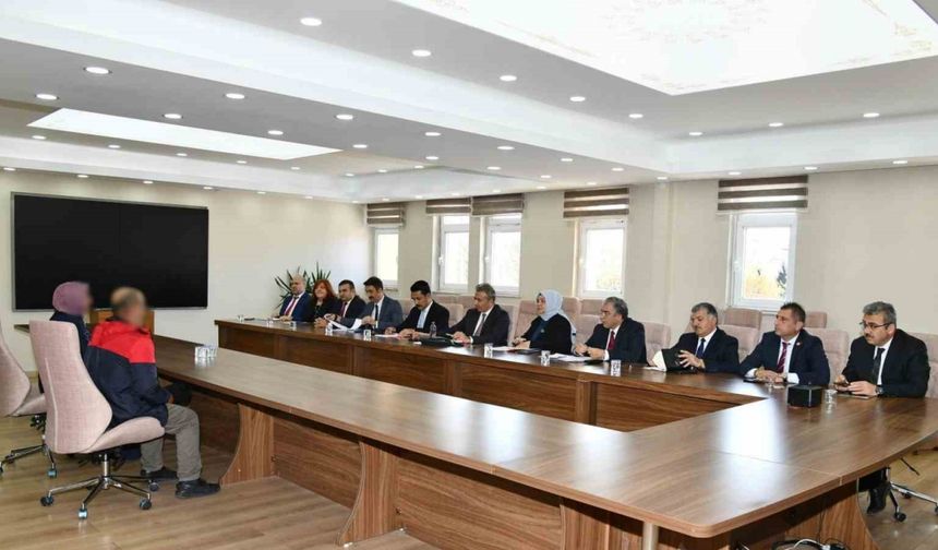 Vali Çiçek, halk gününde talepleri dinledi