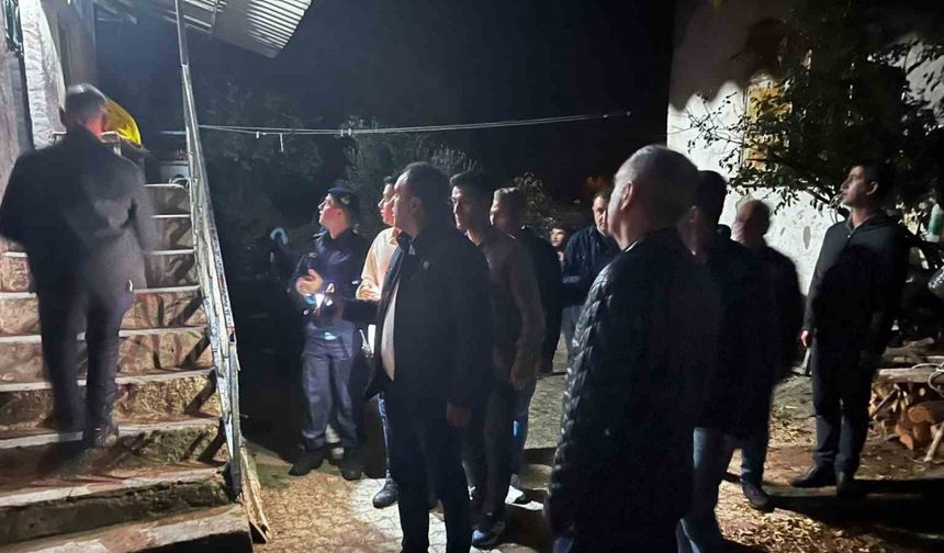 Vali Özkan, deprem sonrası Gördes’te incelemelerde bulundu