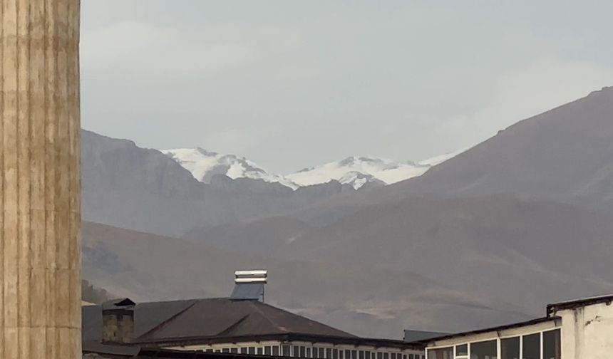 Yüksekova Mor Dağı’nın zirvesi beyaza büründü