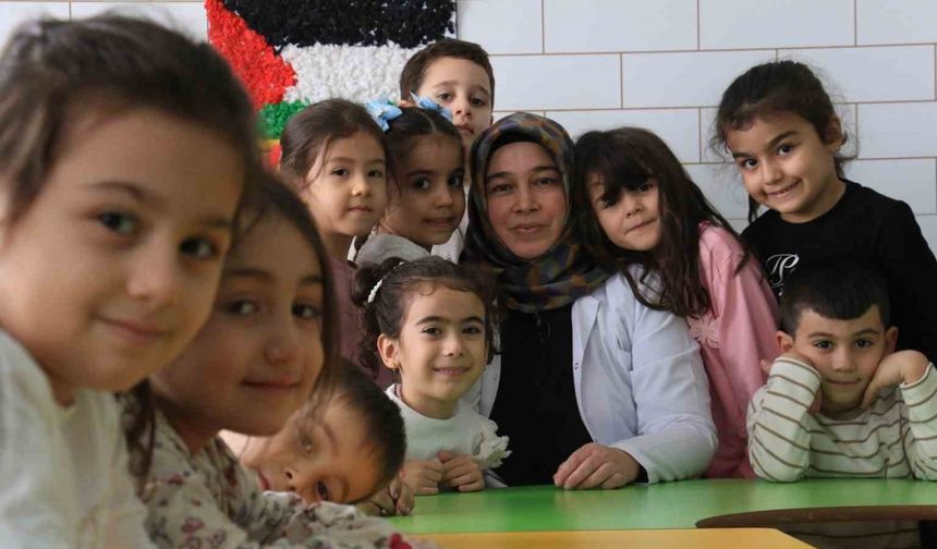 3 çocuk annesinin azmi: Hayvancılıkla uğraşırken çocukların ilk öğretmeni oldu