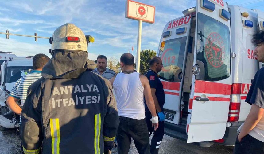 Antalya’da kavşakta iki araç çarpıştı: 4 yaralı