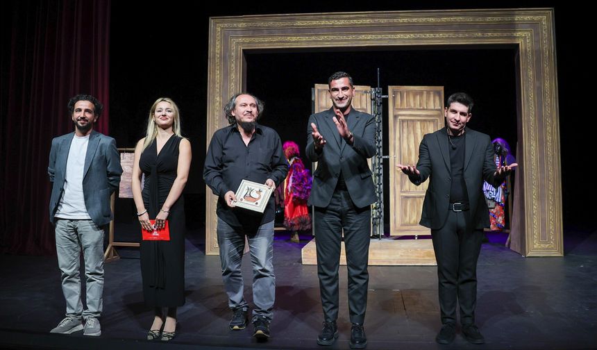 “Eyvah Nadir” İstanbul’da Ayakta Alkışlandı