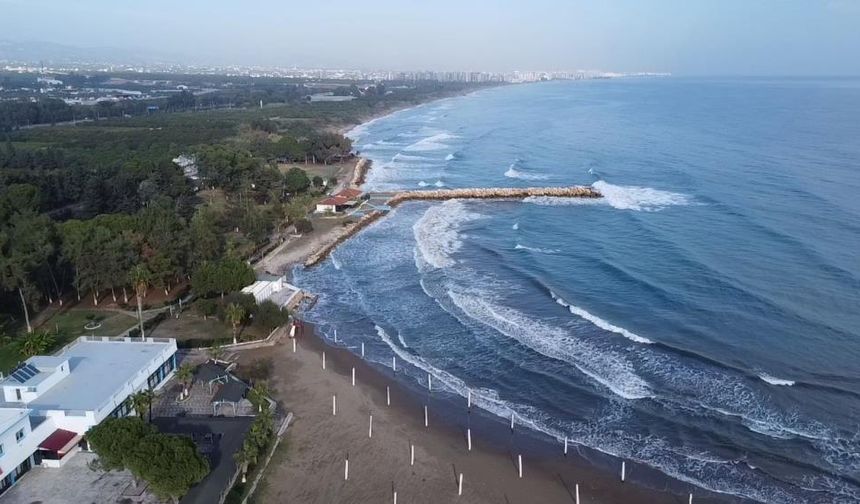 Doğu Akdeniz'de dev dalgalar kıyıları dövdü
