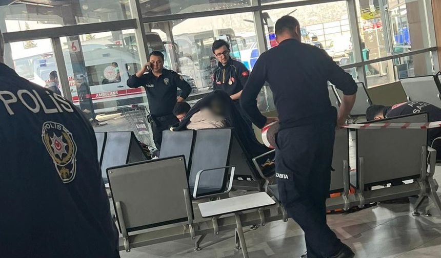 10 gündür otogarda yaşayan avukat oturduğu yerde hayatını kaybetti