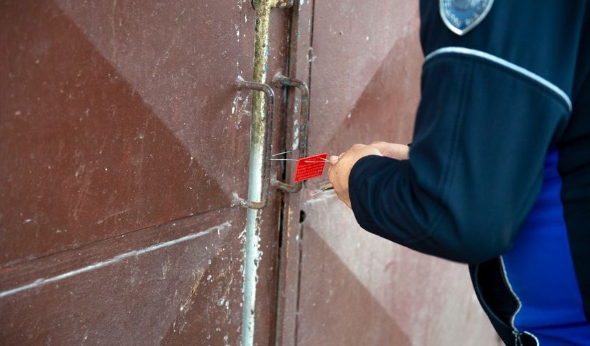 Adana'da depoda kokmuş 25 kasa tavuk ele geçirildi