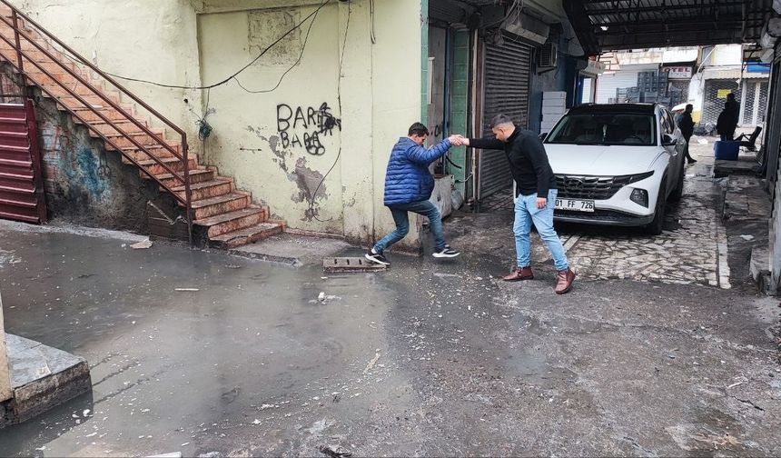 Adana'da esnaf kanalizasyon sorununun bir türlü çözülmemesine tepkili