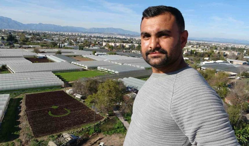 Antalya'da çiftçiler 1,5 dönümlük tarlaya 13 bin marulla Türk bayrağı deseni oluşturdu