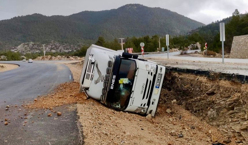 Antalya'da kamyon devrildi, sürücü yaralandı