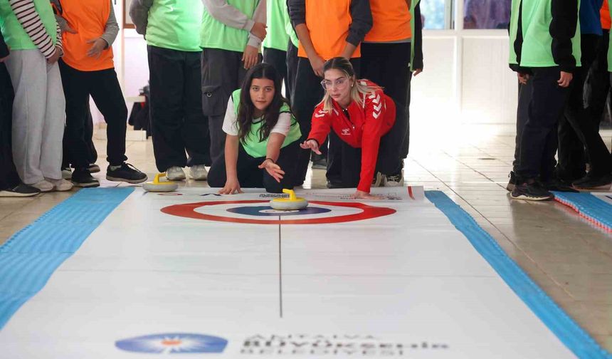 Antalya'da kız çocukları Floor Curling ile tanıştı