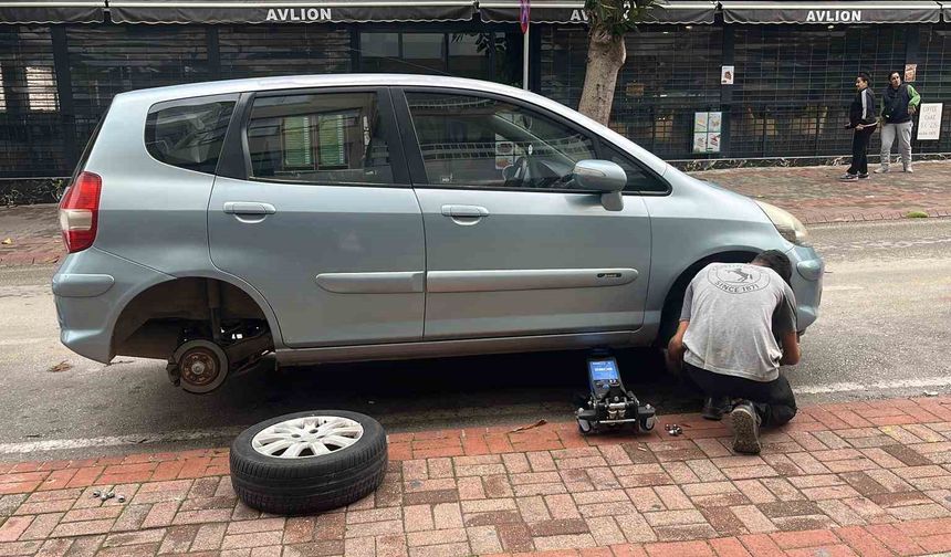 Antalya'da park halindeki yaklaşık 20 aracın lastikleri kesildi