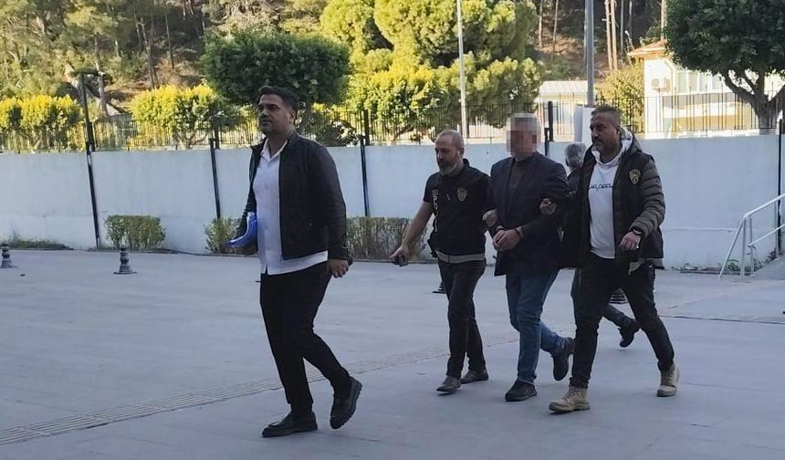 Antalya'da sahibi olduğu markette tartıştığı 2 kişiyi öldüren cinayet zanlısı adliyeye sevk edildi