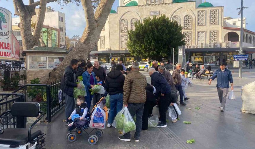 Antalyalı çiftçi ürünlerin çöpe dökülmesine tepki olarak 200 marulu ücretsiz dağıttı