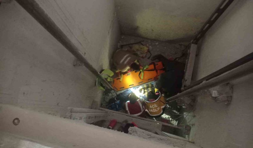 Asansör boşluğuna düşen işçi yaralandı