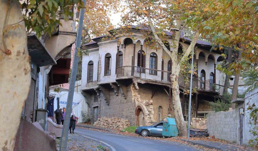Asırlık tarihi evler restorasyon bekliyor