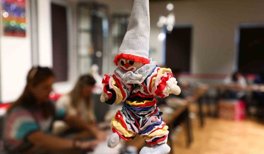 Atık kumaşlar kadınların emeğiyle yılbaşı maskotlarına dönüştü