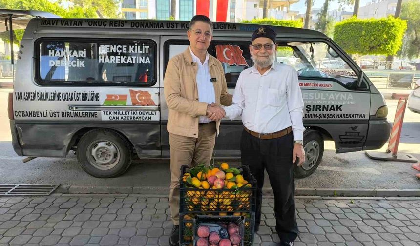 Bahçesini don vuran 'Elmacı Dede', Hatay'dan yüklediği mandalinaları Mehmetçiğe götürmek için yola çıktı