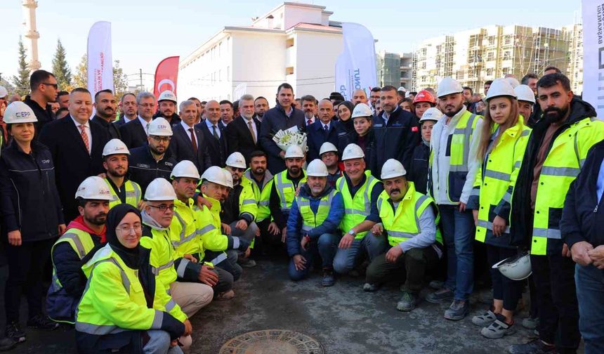 Bakan Kurum: 'Son tuğlalarımızı koyuyor, son çivilerimizi çakıyoruz'