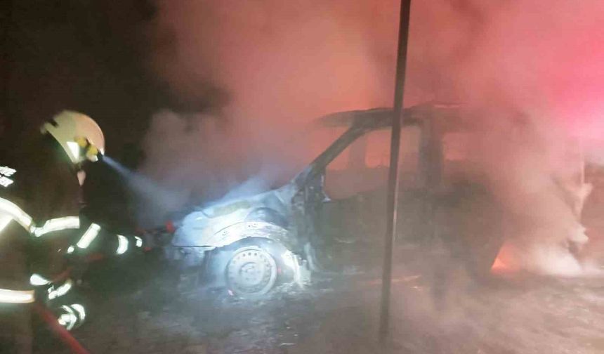 Burdur'da evde çıkan yangın hafif ticari araca sıçradı