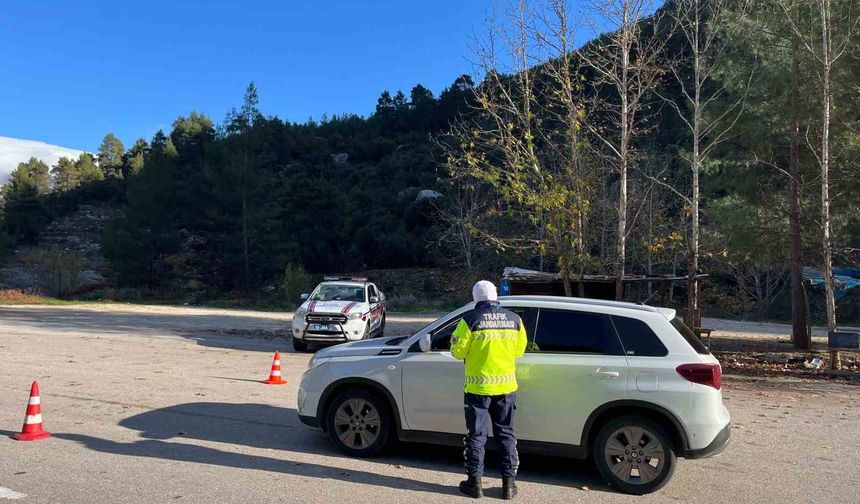Burdur'da jandarma ekipleri tarafından trafik denetimleri devam ediyor