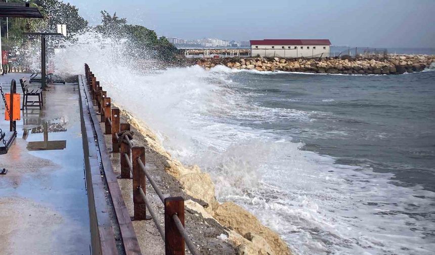 Doğu Akdeniz'de dev dalgalar kıyıları dövdü