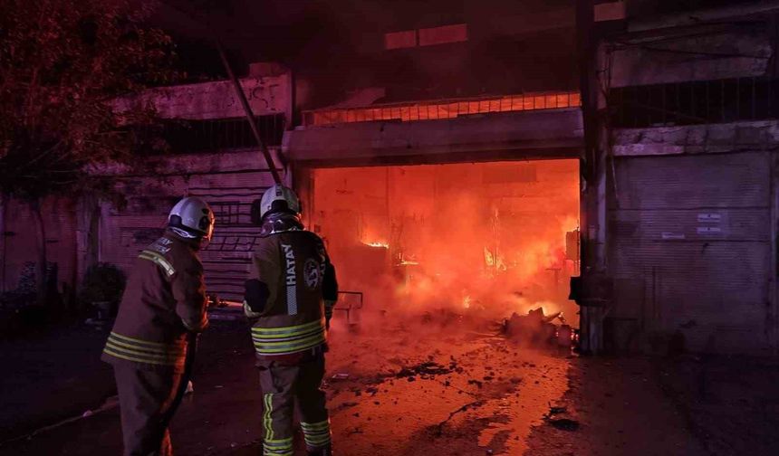 Dörtyol'da iş yeri alevlere teslim oldu