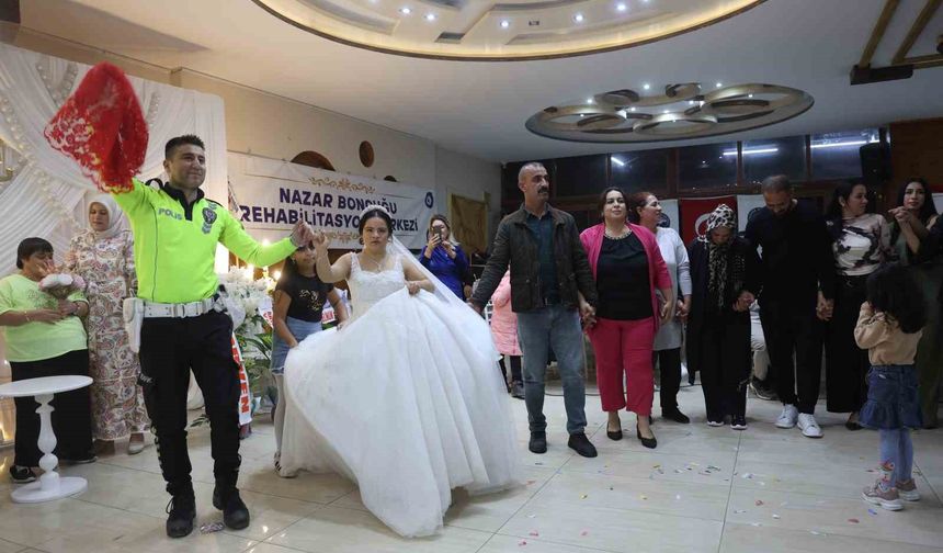 Down sendromlu Ezgi'nin düğün hayali gerçek oldu, mutluluğuna ortak olan polisler yürekleri ısıttı
