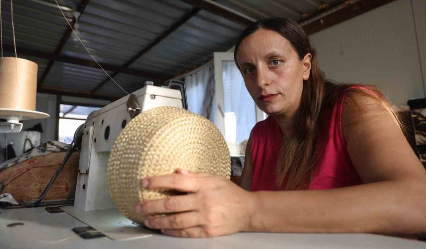 El işiyle ilmik atarak para kazanan 4 çocuklu anne, evlatlarına ve engelli eşine kendi emeğiyle bakıyor