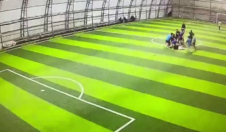 Halı sahadaki tekme tokatlı kavga kameraya yansıdı