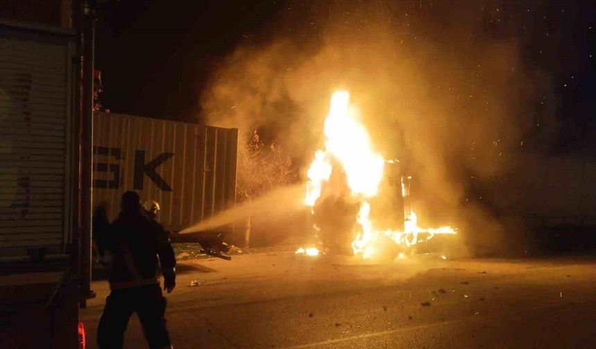 Hatay'da alevlere teslim olan tır kullanılamaz hale geldi