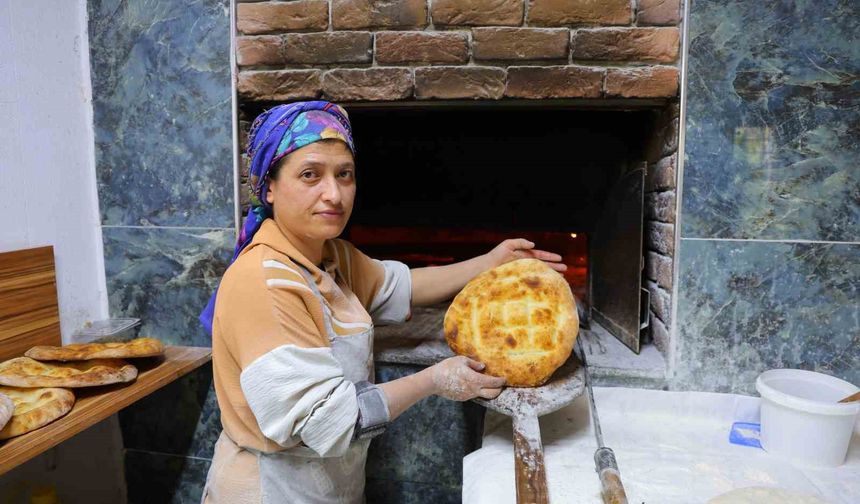 Kahramanmaraş Çardak Mahallesi'nde 170 yıllık ekmek geleneği sürüyor