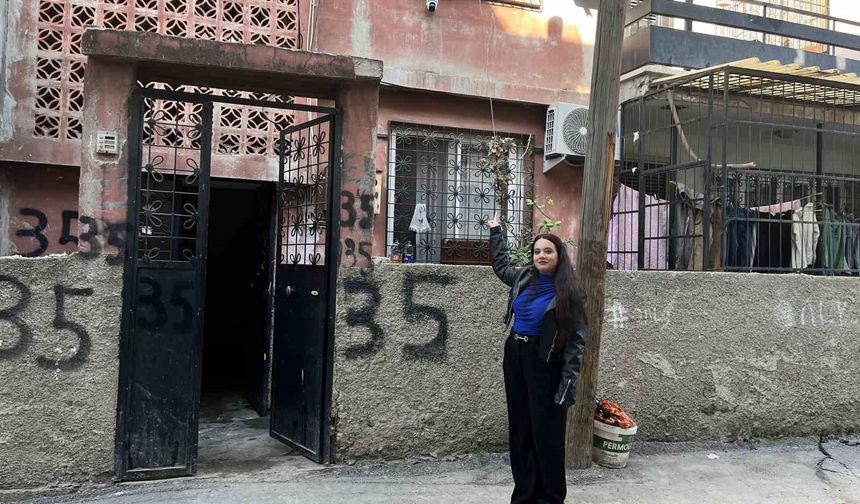 Kargoyu aracından inmeden bahçeye fırlattı