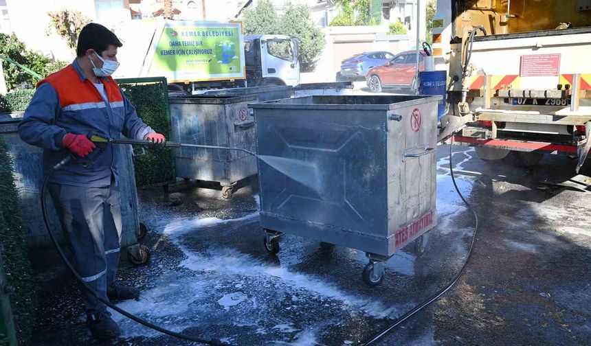 Kemer'de çöp konteynerleri dezenfekte ediliyor