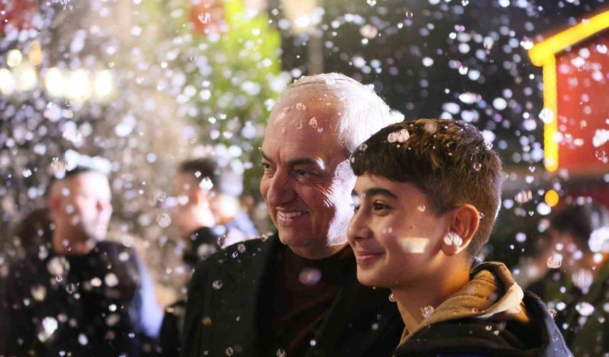 Kepez'de yeni yıl heyecanı suni kar yağışıyla başladı