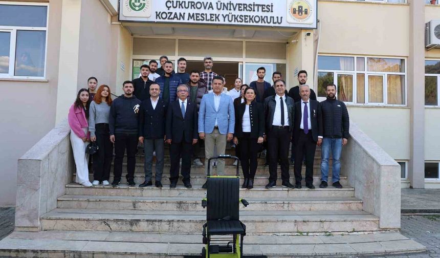 Kozan Meslek Yüksekokulu'nun merdivenlerindeki engel belediye işbirliği ile kaldırıldı