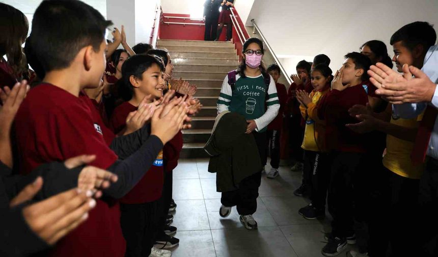 Lösemiyi yenen İkranur 3 yıl sonra okula döndü, çiçek ve balonlarla karşılandı