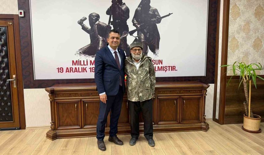 Mandalinaları Mehmetçiğe ulaştıran elmacı dede, Dörtyol'a selamla döndü