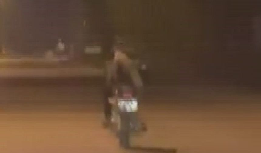 Motosikleti yatarak kullanıp trafiği tehlikeye sokan sürücüye 21 bin lira ceza