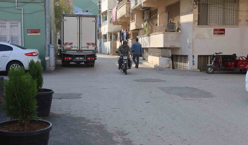 Motosikletlerin kafa kafaya çarpıştığı anlar kameraya yansıdı