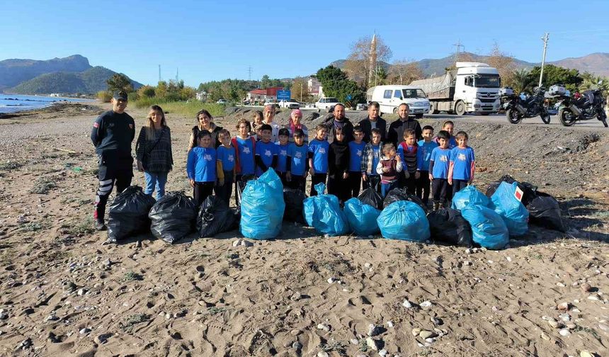Öğrenciler sahilde temizlik yaptı