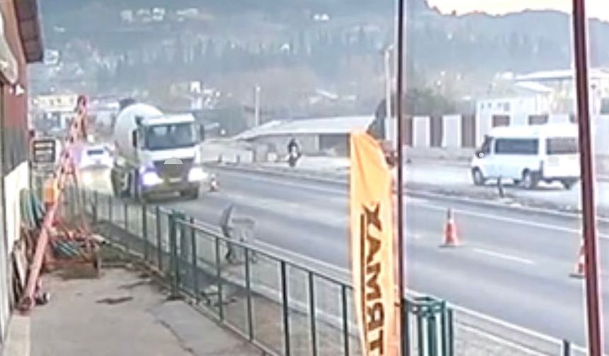 Osmaniye'de feci kaza: Motosiklet ve sürücüsü minibüsün altında kaldı