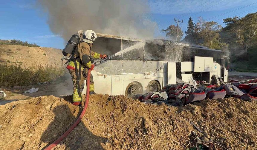 Park halindeki yolcu otobüsü alevlere teslim oldu