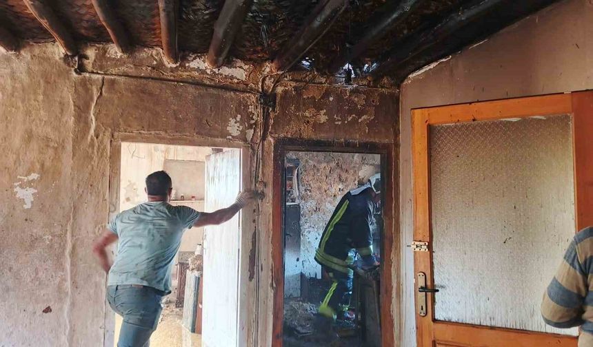 Şarkikaraağaç'ta çıkan yangında iki katlı evin bir bölümü yanarak küle döndü