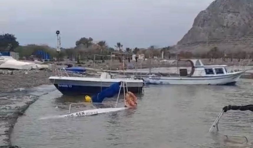 Silifke'de fırtına tekneleri batırdı