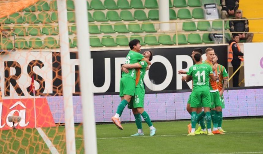 Trendyol Süper Lig: Corendon Alanyaspor: 1 - Fatih Karagümrük: 0 (İlk yarı)